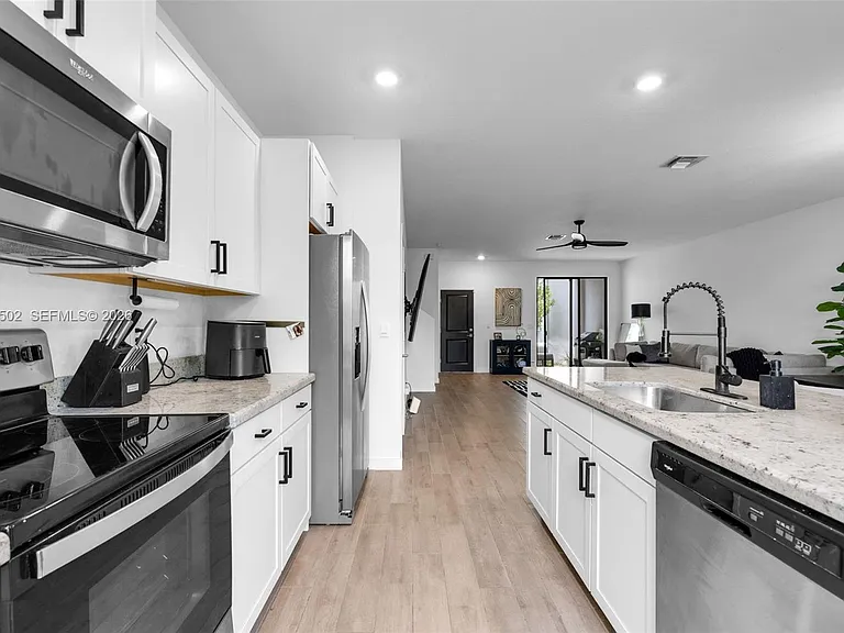 387 NW 17th St — Photo 12