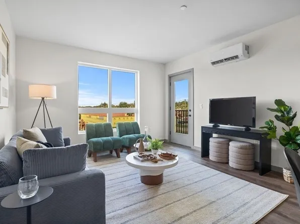 203 Lowell St #205, Wilmington, MA 01887