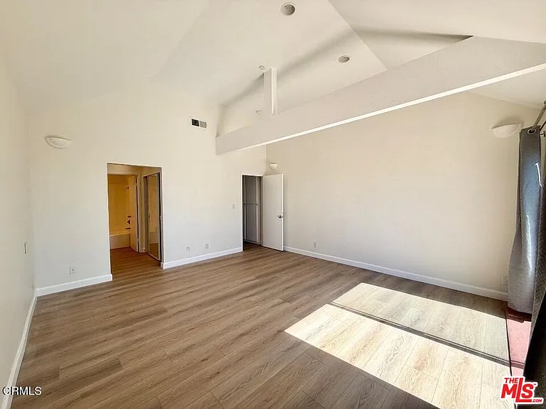 574 Island View Cir — Photo 17