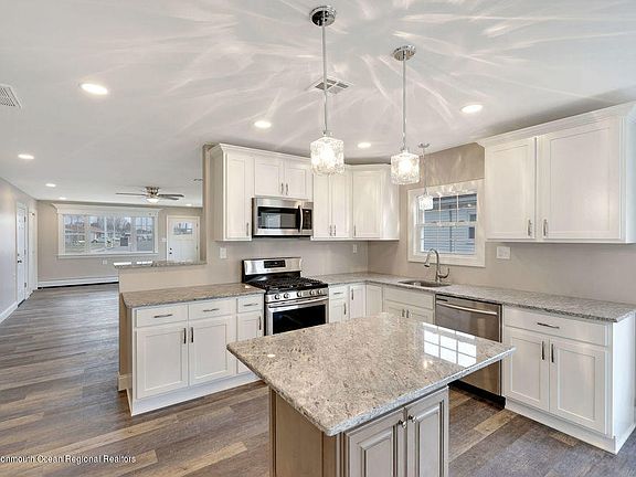 5th image of 216 Charlotteville Dr N