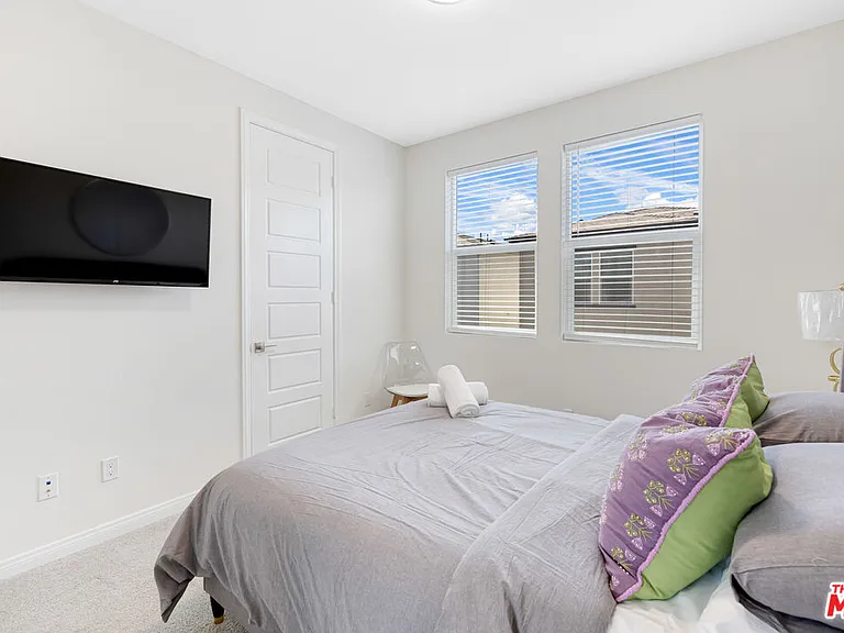 768 Daniel Freeman Cir — Photo 5