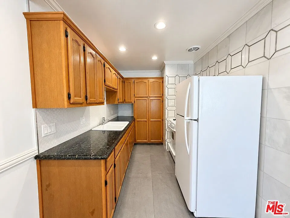 1 bed, 1.0 bath, 650 sqft, $2,295 — Photo 2