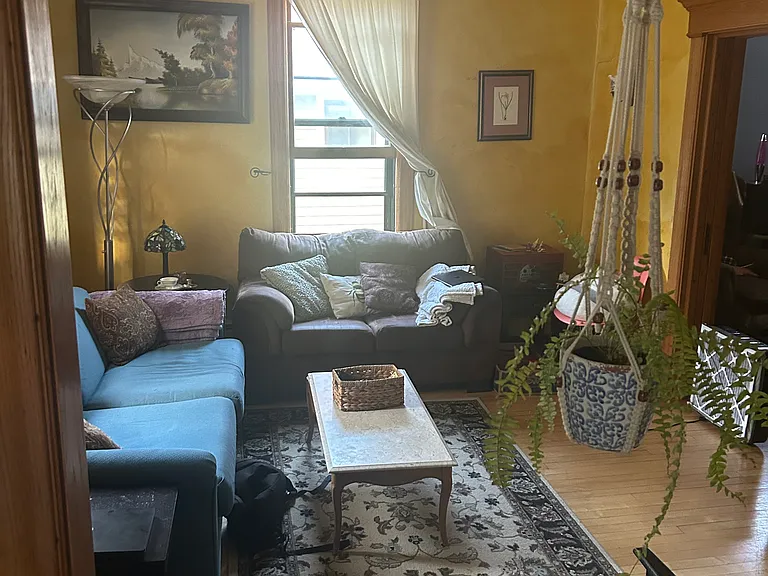 946 Laurel Ave — Photo 2