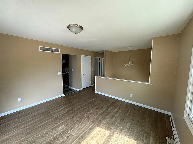 321 19th Avenue Ct W — Photo 5