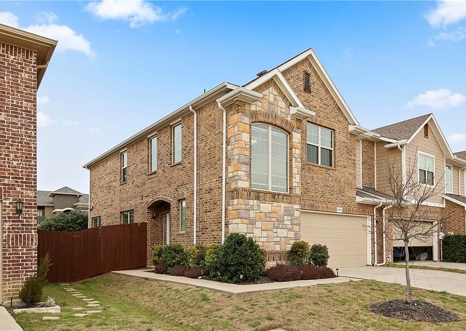 2nd image of 3743 Venice Dr