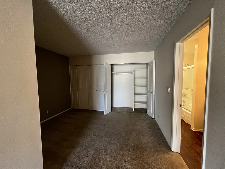 Versailles on the Lake Apartments — Photo 92