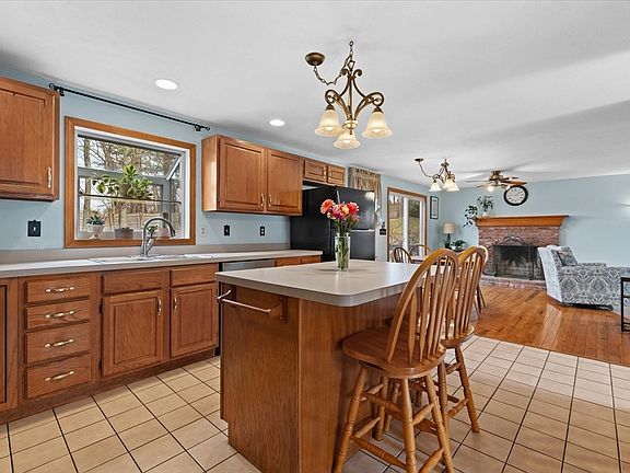 4th image of 18 Prouty Ln