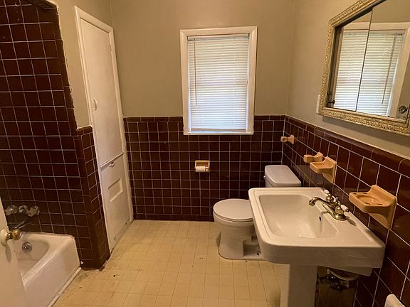 5th image of 1207 Holly St