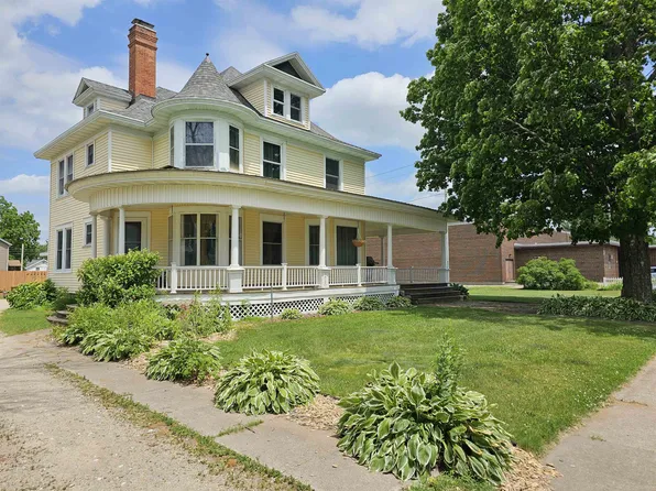 218 E Main St, Weyauwega, WI 54983