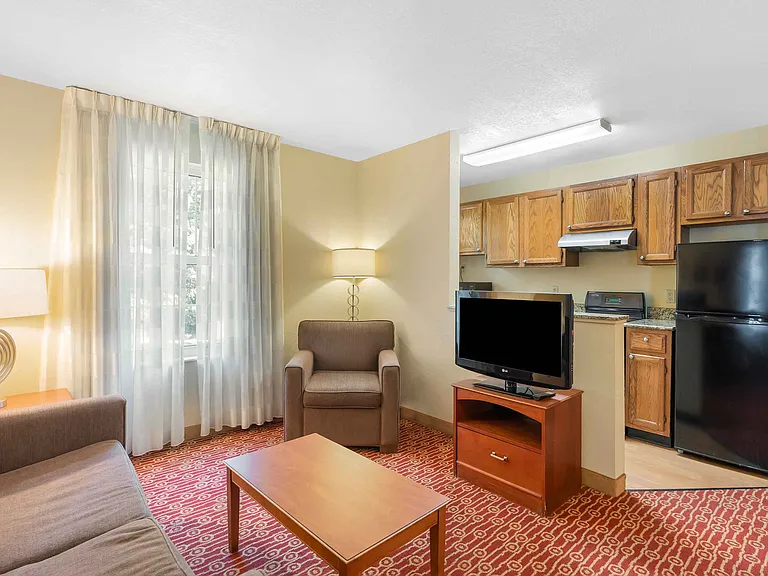 1 Bedroom Suite - 1 Queen Bed