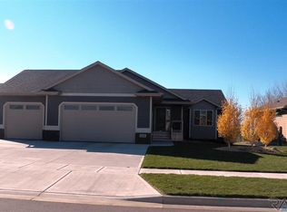 209 S Golden Willow Ave, Sioux Falls, SD 57110