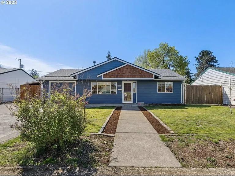 10902 NE Sacramento St — Photo 1