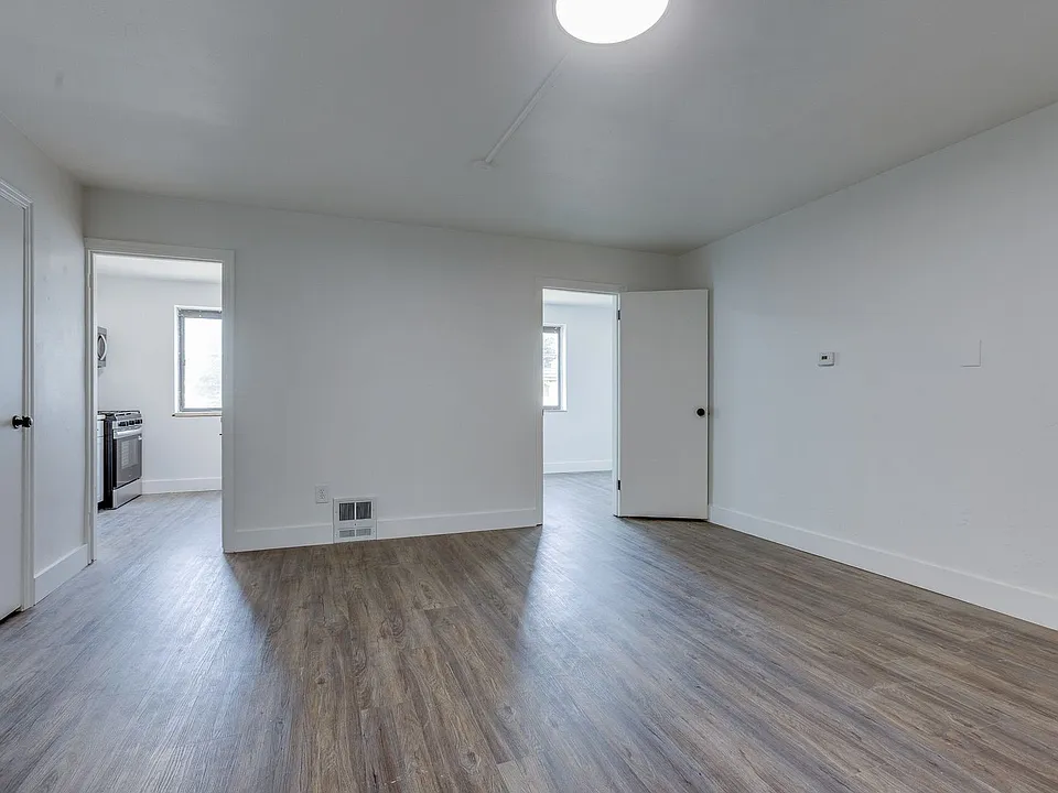 26 - 732 E Warrington