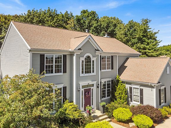3rd image of 32 Howarth Dr