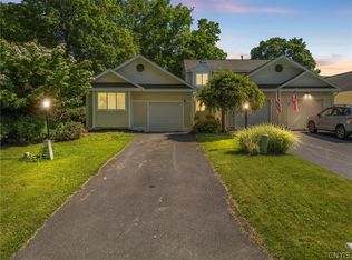 101 Timber Ridge Dr, Camillus, NY 13031