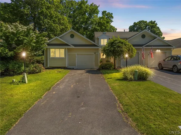 101 Timber Ridge Dr, Camillus, NY 13031