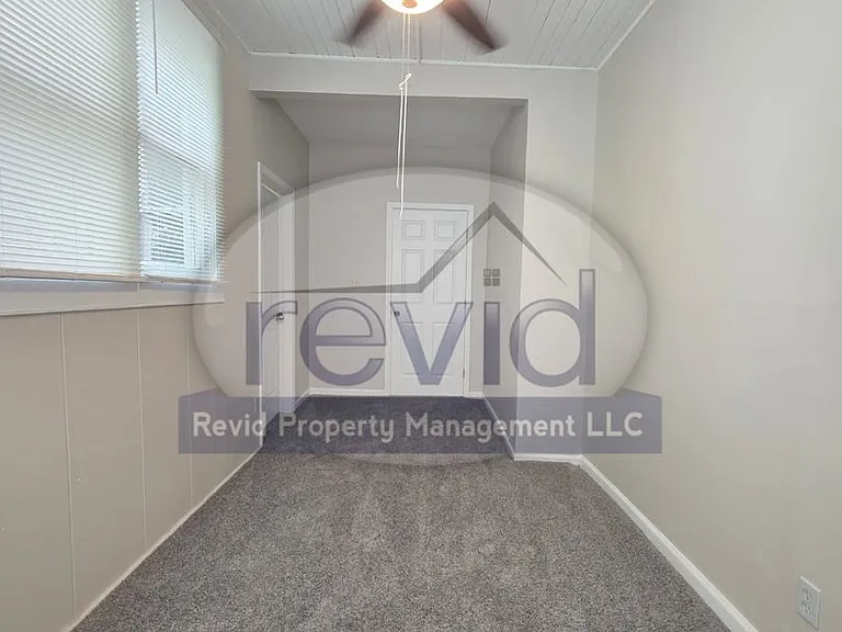 85 Evergreen — Photo 17