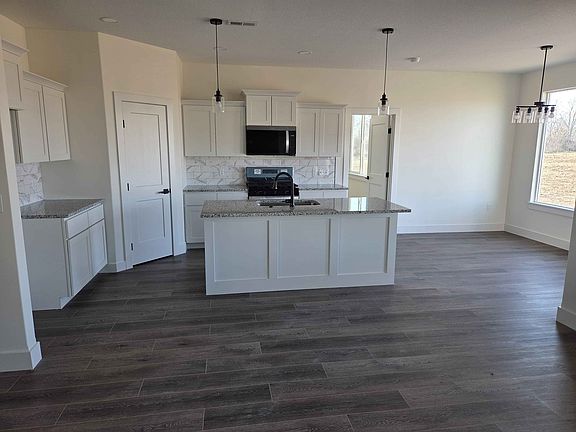 5th image of 313 S Sycamore Dr