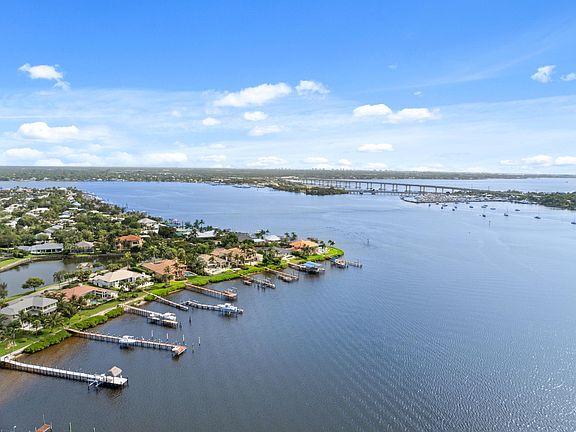 3rd image of 681 SW Bay Pointe Circle