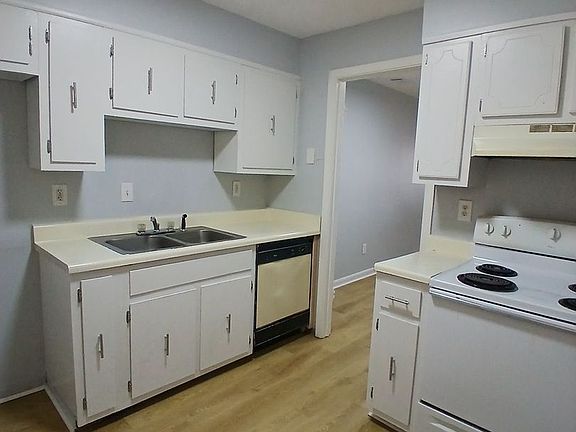 3rd image of 2789 Beverly Hills Rd #8