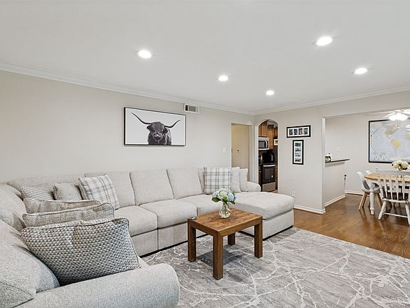 3rd image of 5832 Sandhurst Ln #B