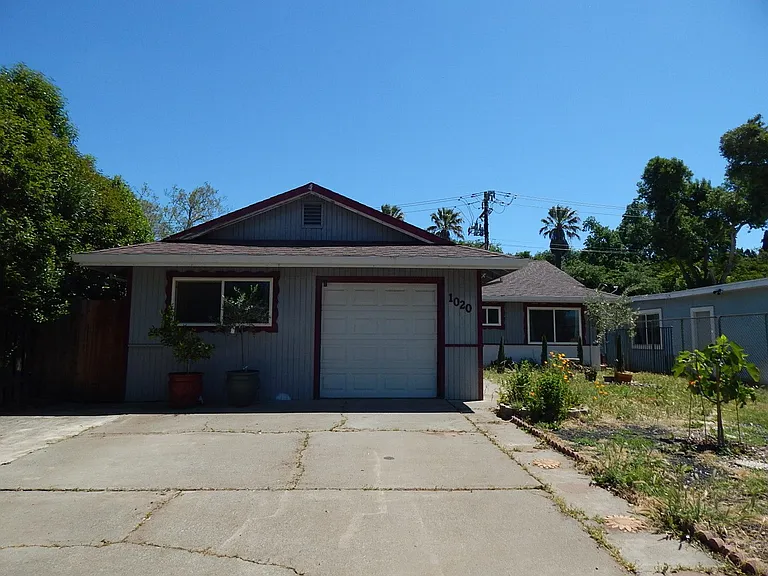 1020 Snyder Dr — Photo 1