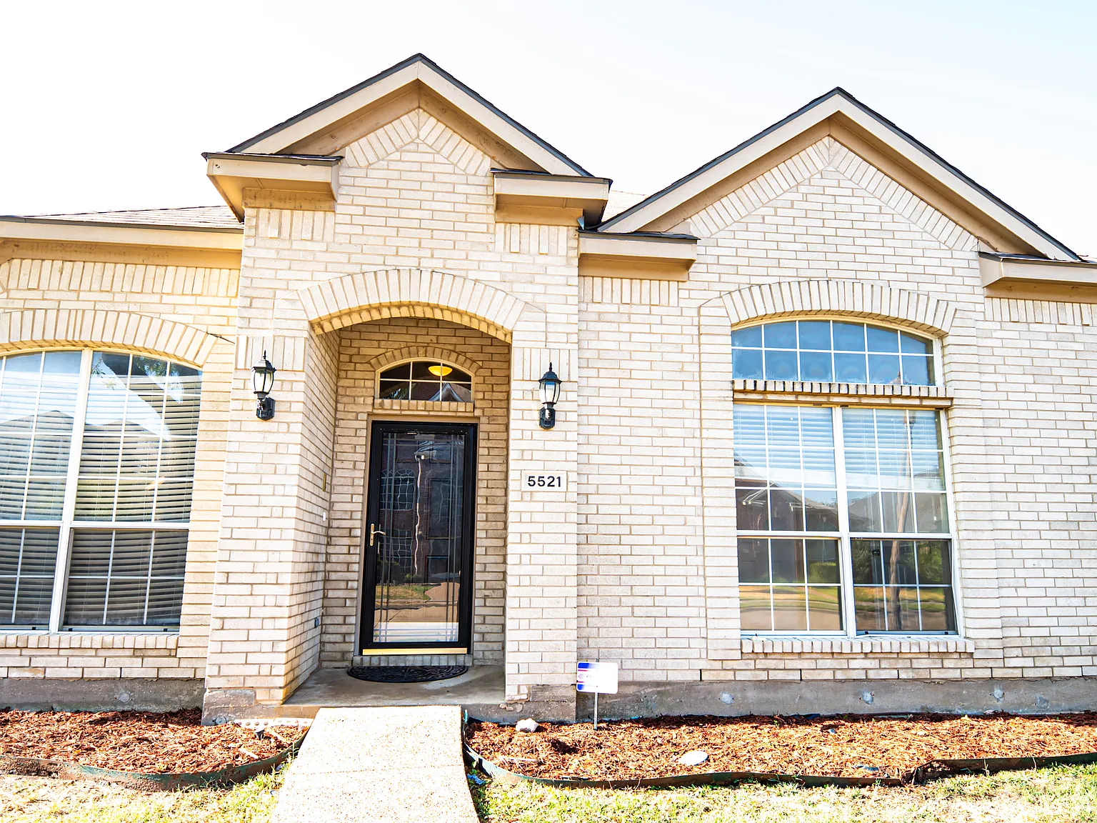 4 bed, 2094 sqft, $2,799 — Photo 2