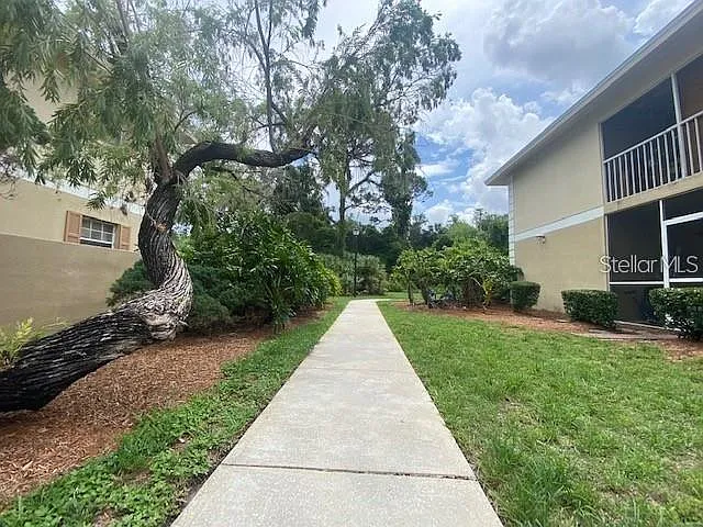 3 bed, 2.0 bath, 914 sqft, $1,549 — Photo 2
