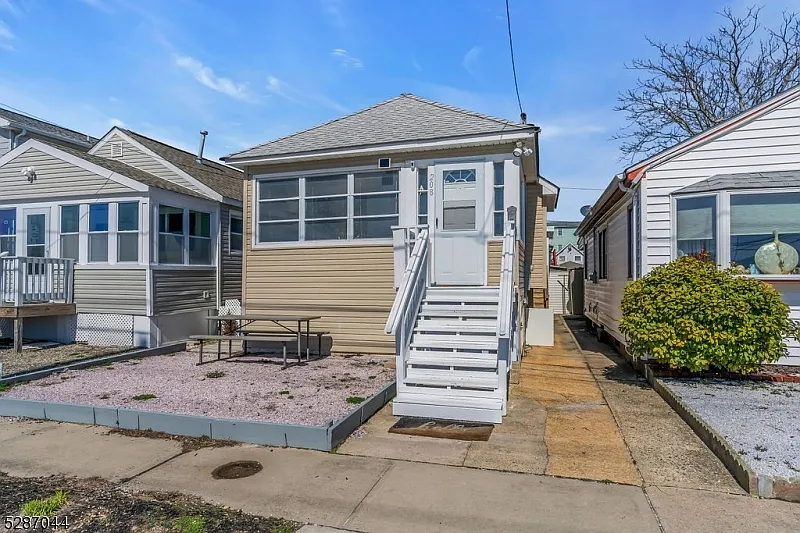 208 Porter Ave photo 1
