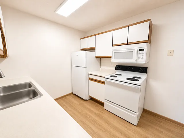 Greenbrier Apartments — Photo 17