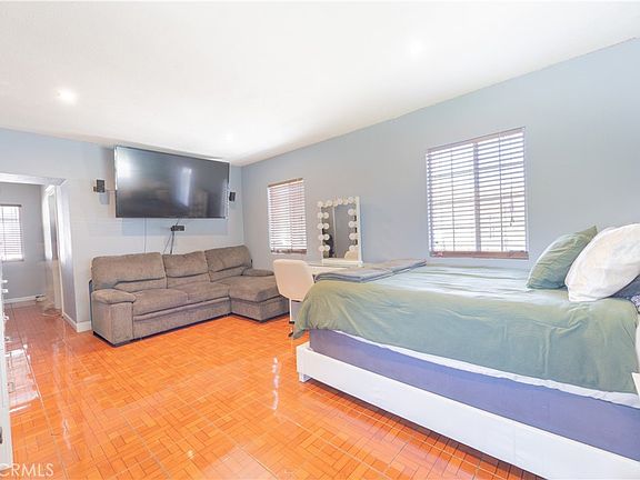 5th image of 1083 E E St