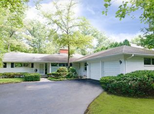 318 Ravine Forest Dr, Lake Bluff, IL 60044