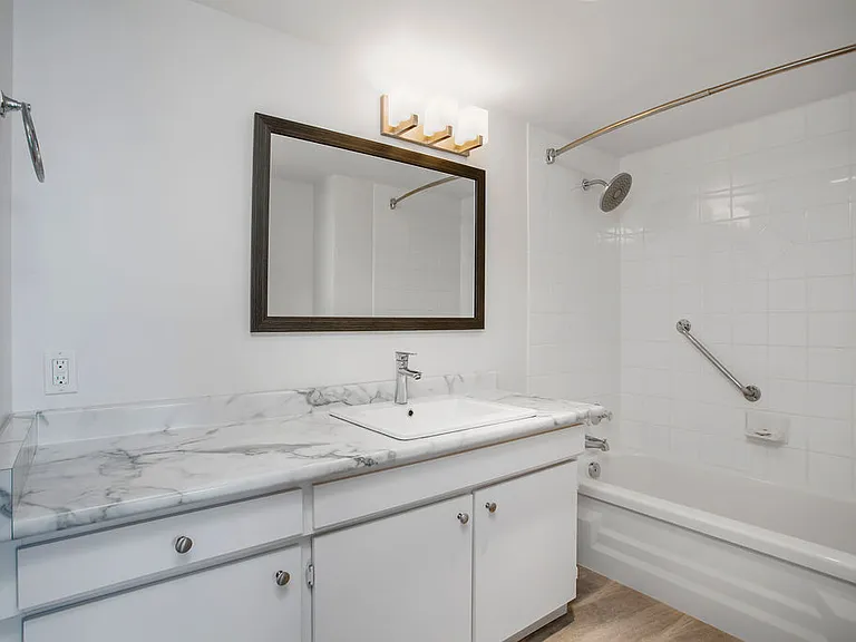 935 Marine Dr — Photo 11