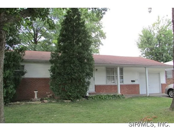 832 Amherst Dr photo 1