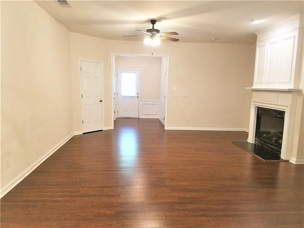 3 bed, 2.5 bath, 1615 sqft, $2,200 — Photo 4