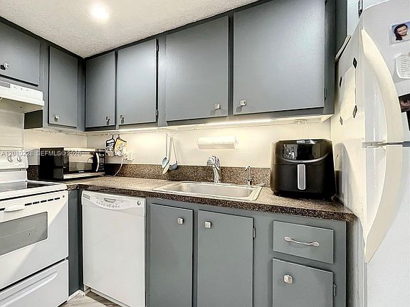 3rd image of 999 Brickell Bay Dr APT 1010