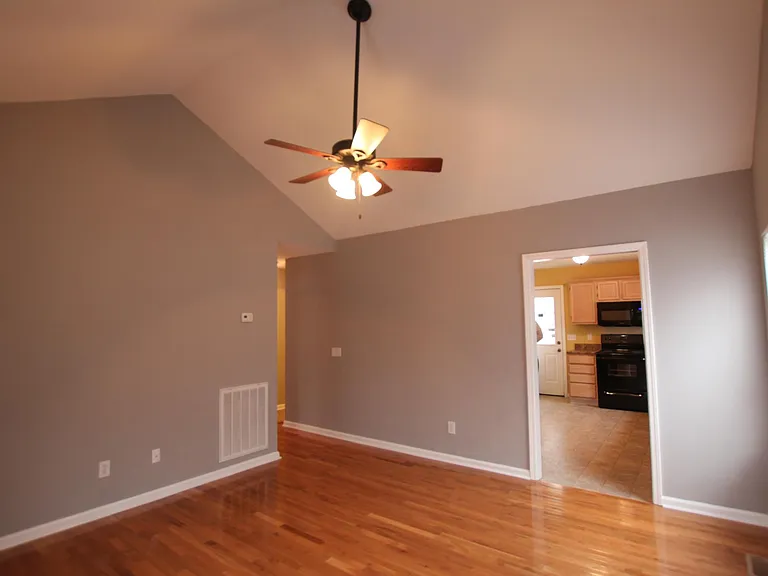 100 Rothwood Ct — Photo 2