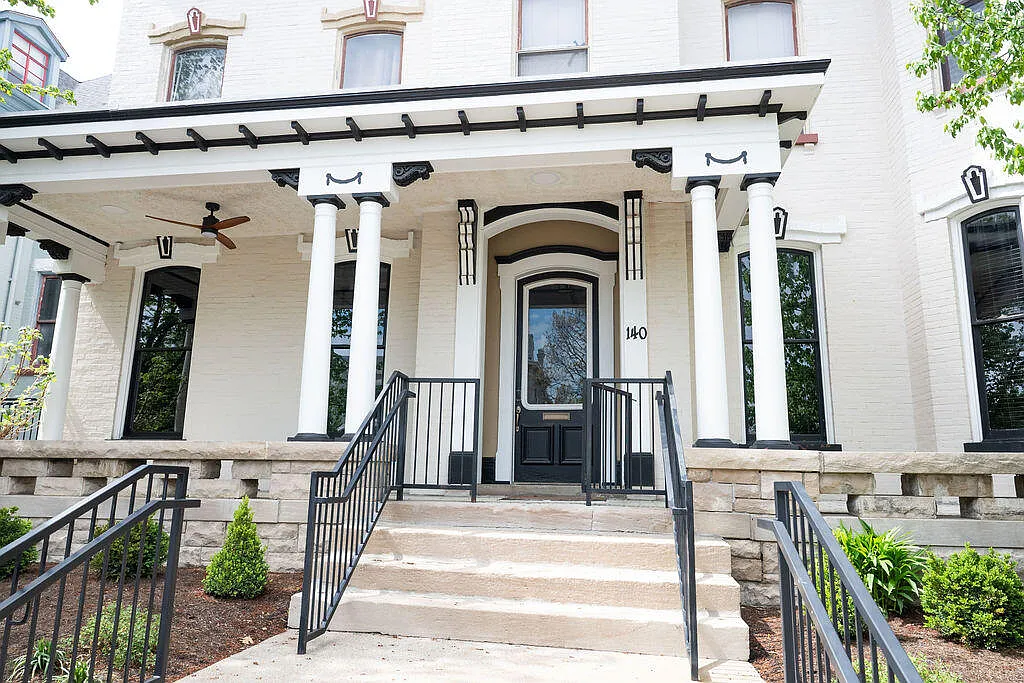 Building Photo - 275 S Limestone St #140