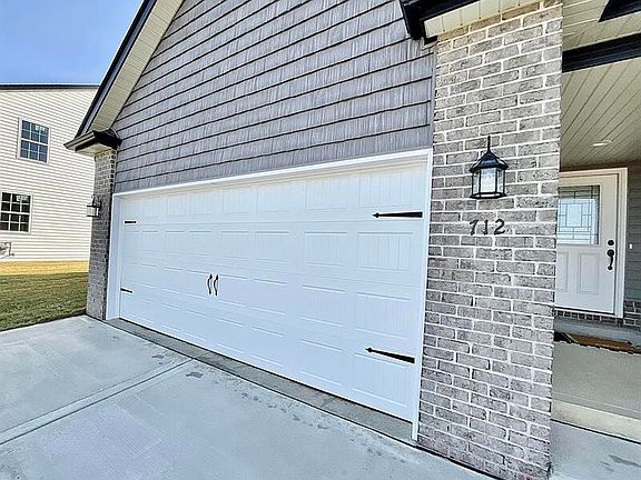 3rd image of 712 Circle Dr