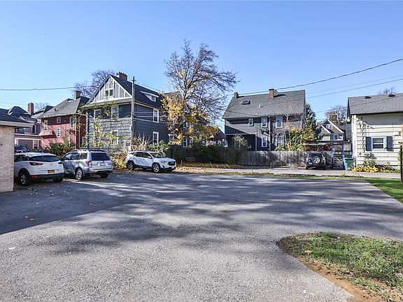 2nd image of 739 University Ave #Up
