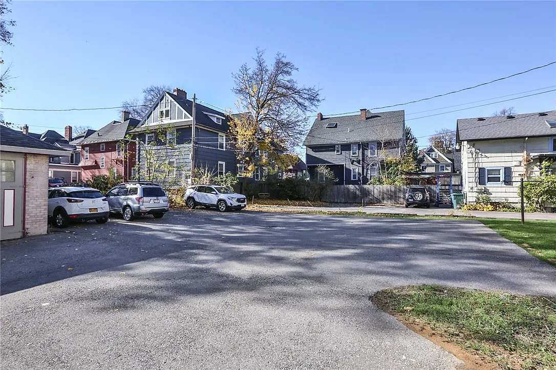 Building Photo - 739 University Ave #UP