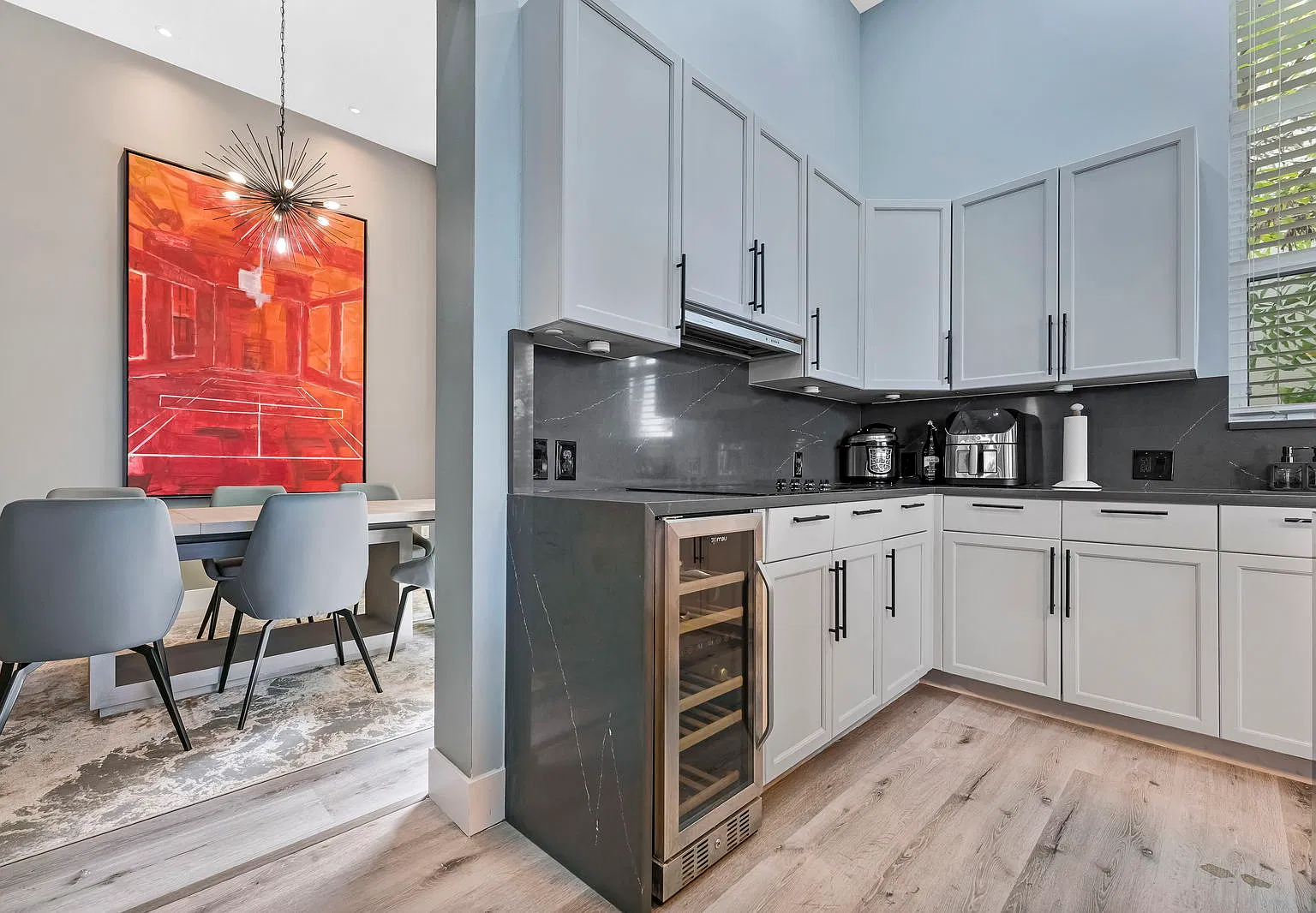 3 bed, 2.5 bath, 2500 sqft, $6,950 — Photo 3