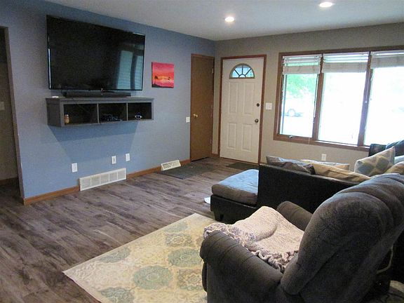 3rd image of 525 Greenview Dr