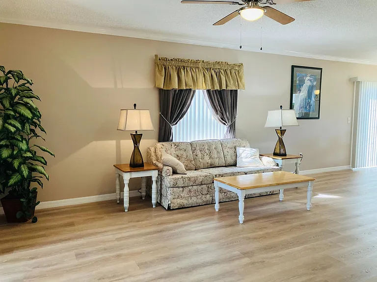 889 Lexington Ln — Photo 8