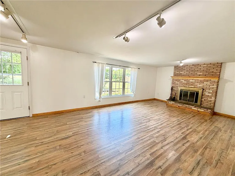 1160 Brentwood Ave — Photo 4