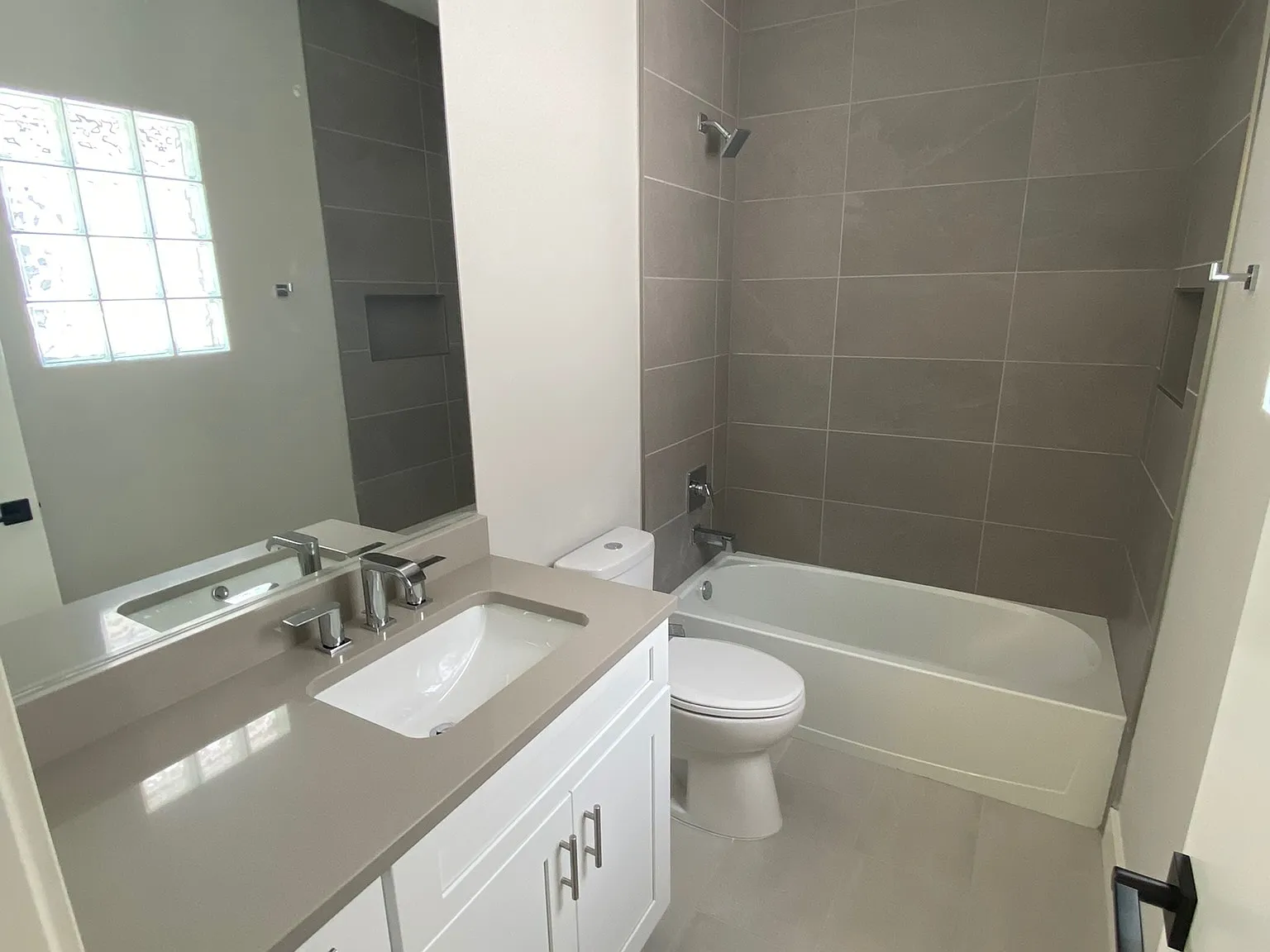 4 bed, 4.5 bath, 2162 sqft, $3,800 — Photo 2
