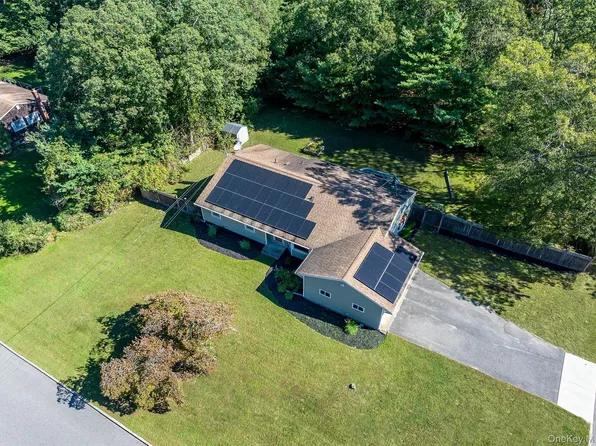 15 Garden Lane, Yaphank, NY 11980