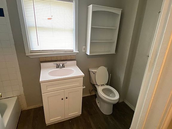 2nd image of 230 SW 29th St