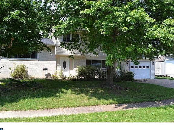 2nd image of 205 Woodgreen Ct