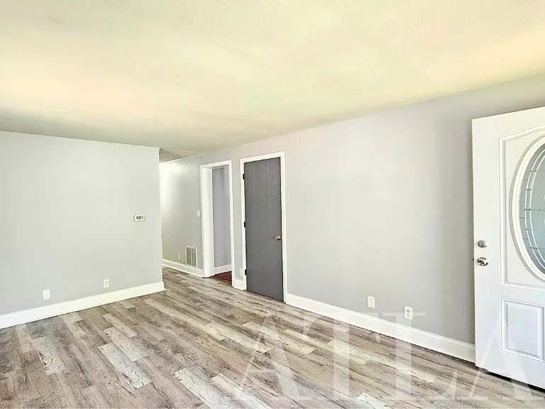 809 Hobart St — Photo 4